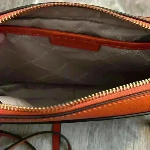 Michael Kors Medium Jet Set Saffiano crossbody bag with gold detail - Picture 6 of 13